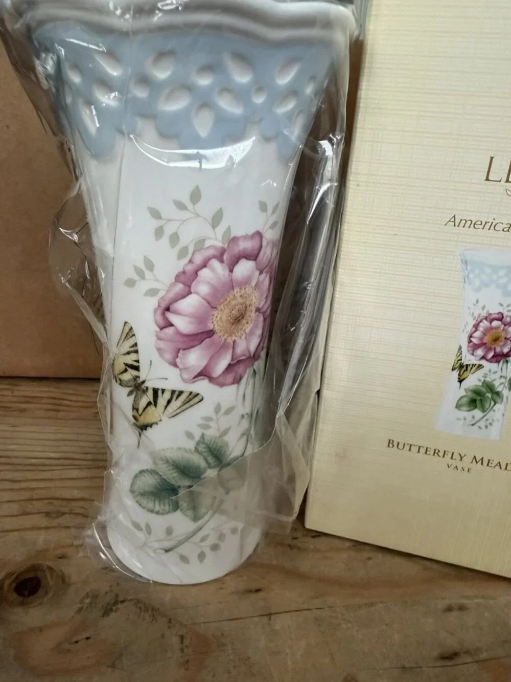 Lenox Louise Le Luyer Butterfly Meadow Blue And White Floral 9-1/4” Vase